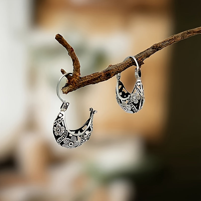 Einzigartige Blumen-Hoops-Ohrringe