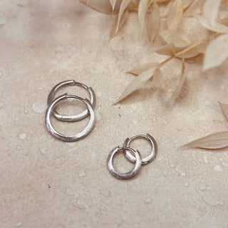 Set aus 2 Paar gebürsteten Silber-Minimal-Hoops