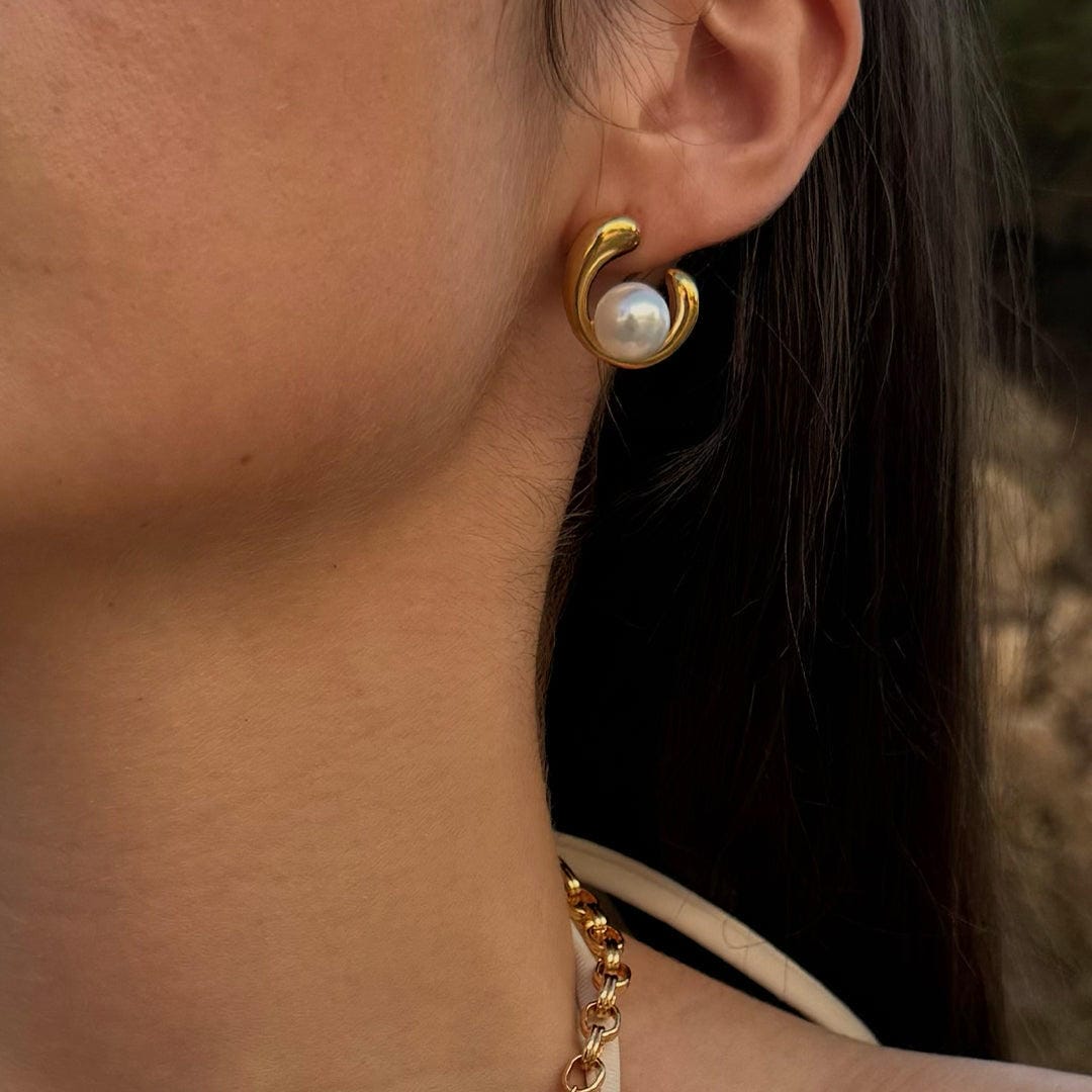 Elegante Gold-Perlenohrringe mit Wirbel-Design