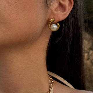 Elegante Gold-Perlenohrringe mit Wirbel-Design