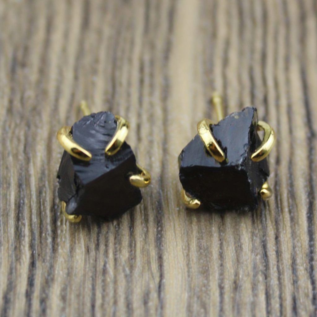 Unregelmässige Mineral-Vierkrallen-Ohrstecker