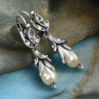 Silberne Lilien-Perlenohrringe mit floralem Design