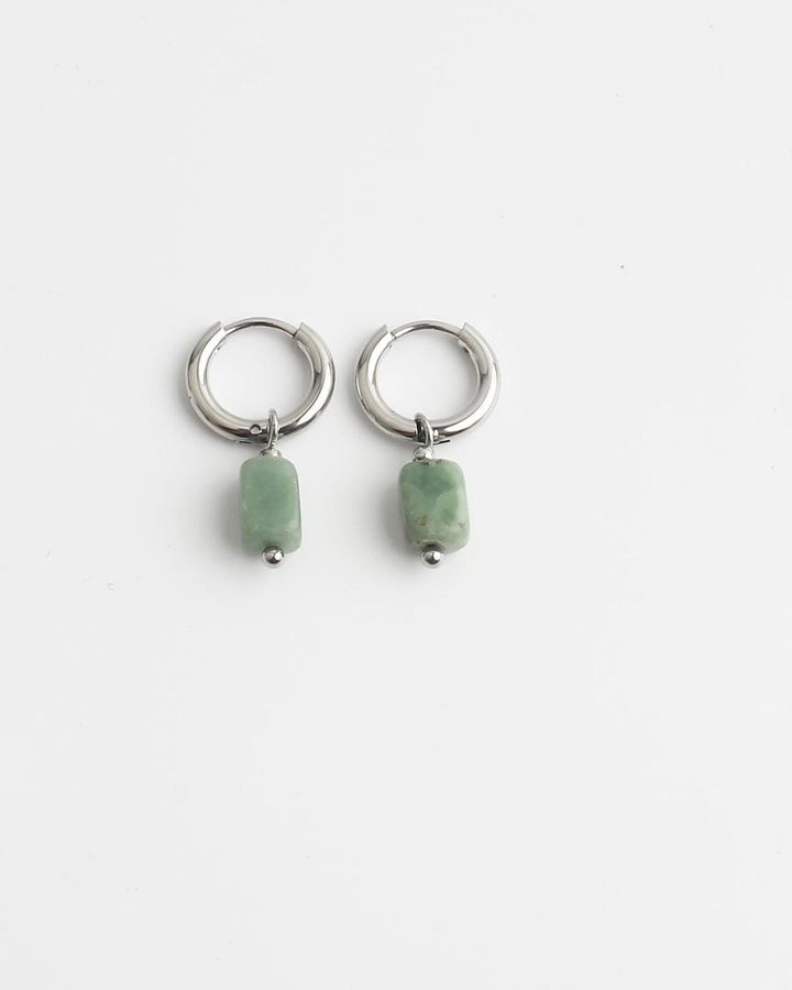 Minimalistische Ohrringe mit Stein