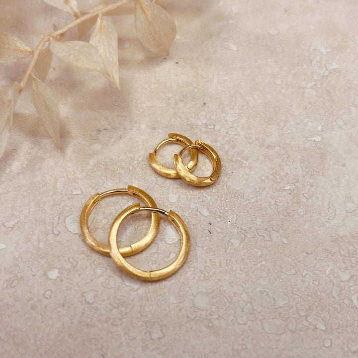 Set mit 2 Paar gebürsteten goldfarbenen minimalistischen Creolen