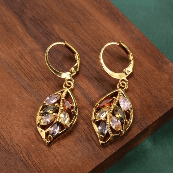 Bunte Vintage-Ohrringe mit Goldblatt