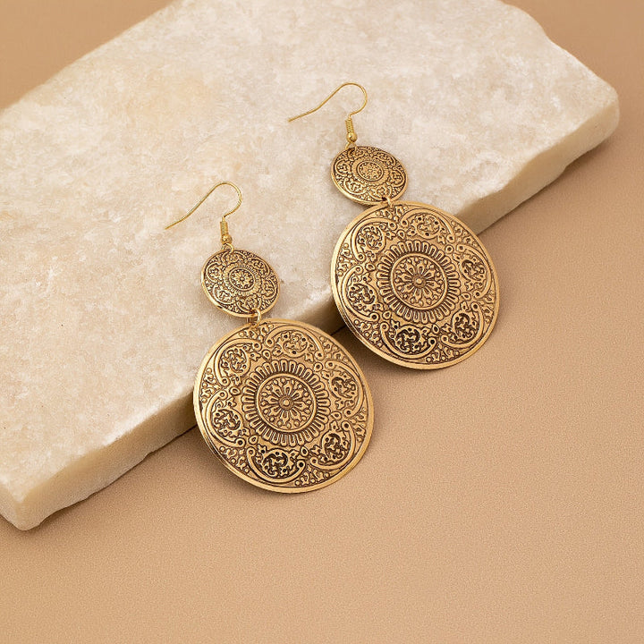 Strahlende runde Ohrringe mit Gravur