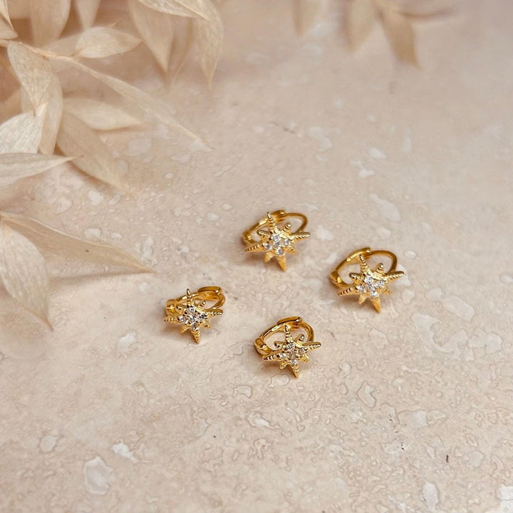 Set mit 2 Paar Gold Crystal Star Huggie Creolen