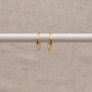 Goldene Essentielle Huggie-Ohrringe