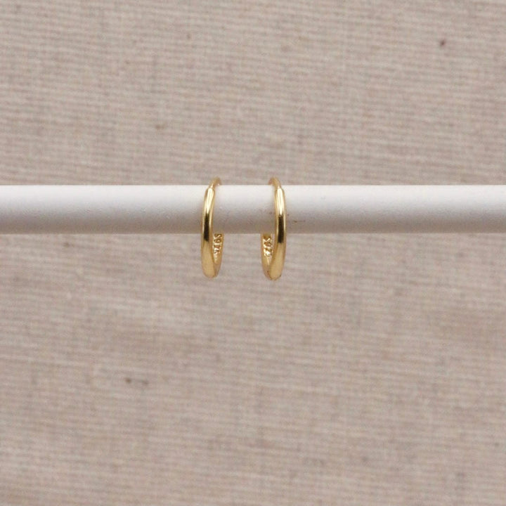 Goldene Essentielle Huggie-Ohrringe