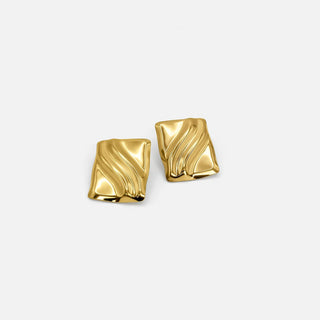 Zeitlose Goldwürfel-Statement-Ohrringe