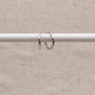 Silberne Huggie-Essential-Ohrringe