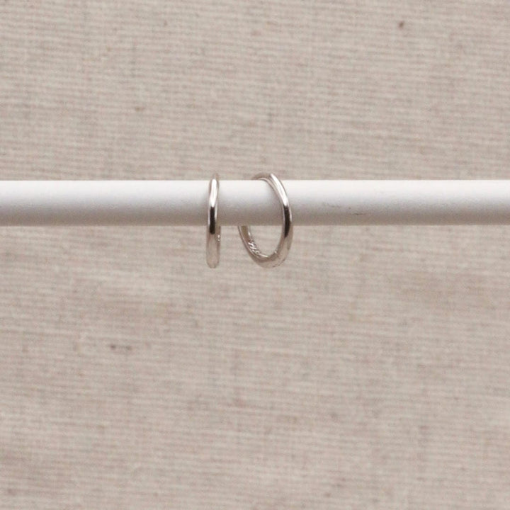 Silberne Huggie-Essential-Ohrringe