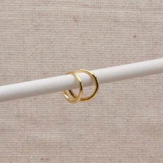 Goldene Essentielle Huggie-Ohrringe