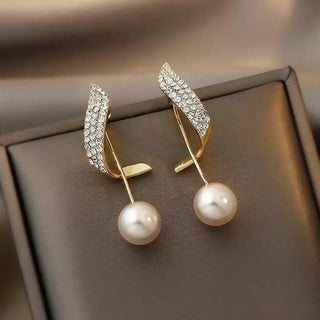 Elegante Goldohrringe mit Perlen-Tropfen