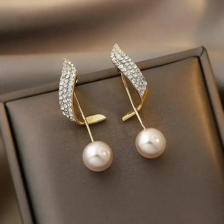 Elegante Goldohrringe mit Perlen-Tropfen