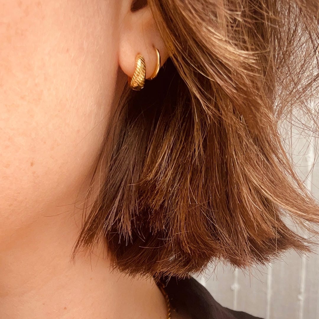 Goldene Essentielle Huggie-Ohrringe