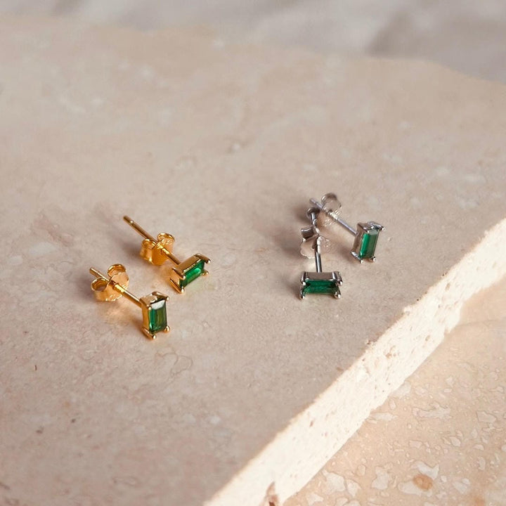 Ohrstecker mit grünem Smaragdschliff-Kristall