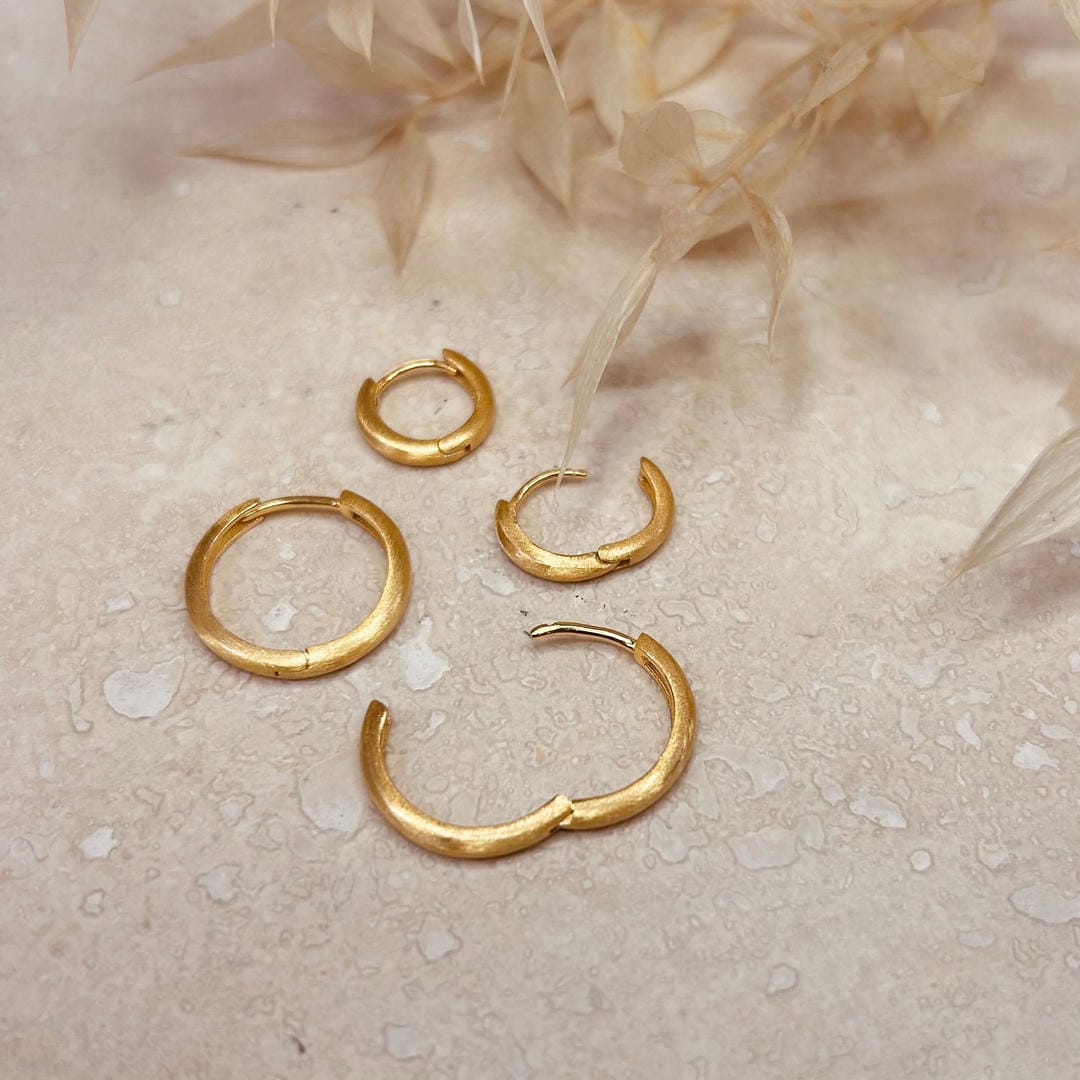 Set mit 2 Paar gebürsteten goldfarbenen minimalistischen Creolen