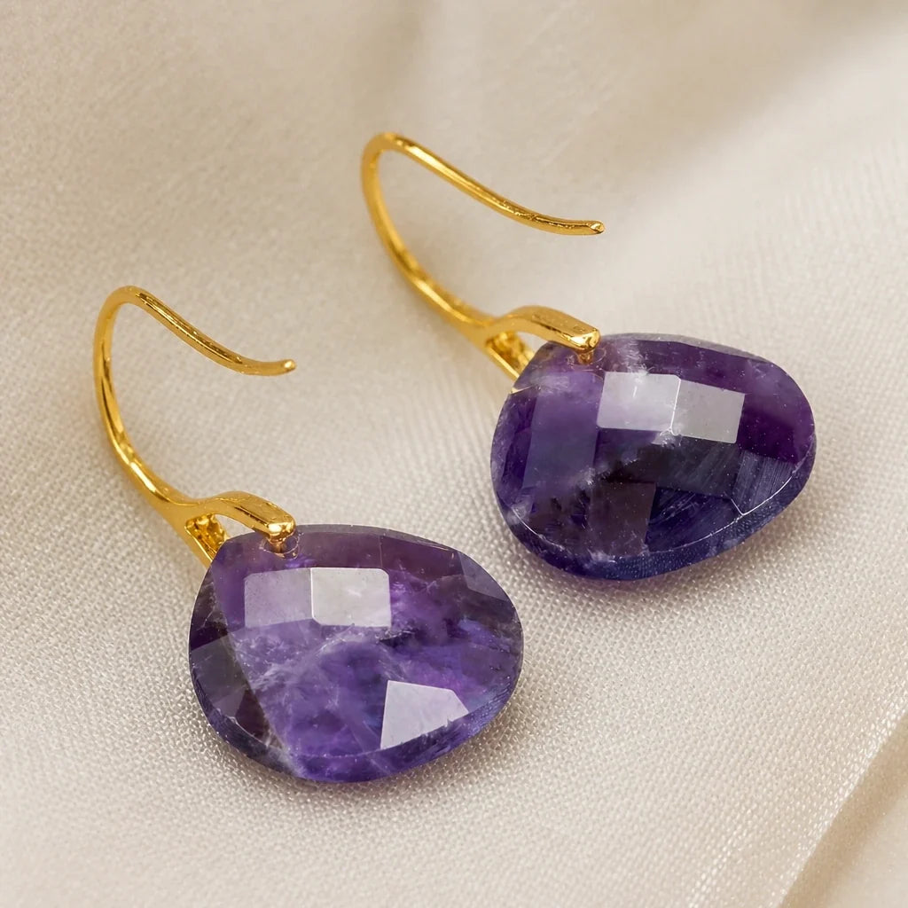 Facettierte geometrische Amethyst-Tropfenohrringe