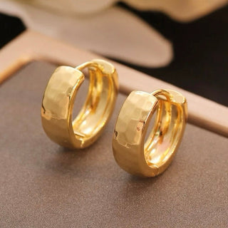 Gehämmerte goldene Huggie-Creolen