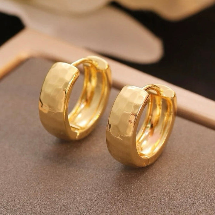 Gehämmerte goldene Huggie-Creolen