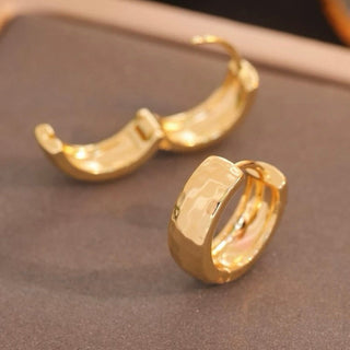 Gehämmerte goldene Huggie-Creolen