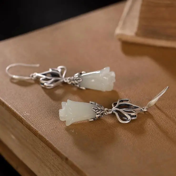 Ohrringe mit weissen Jade-Magnolienblüten