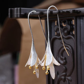 Elegante Silberohrringe mit Blumenmotiv