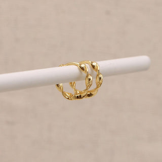 Verdrehte Gold-Huggie-Ohrringe