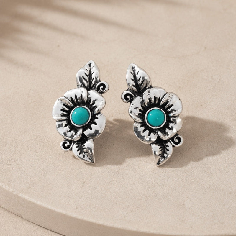 Glänzende Ohrringe mit Türkisblumen