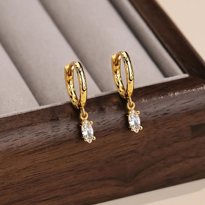 Gehämmerte Kristall-Ohrringe in Gold