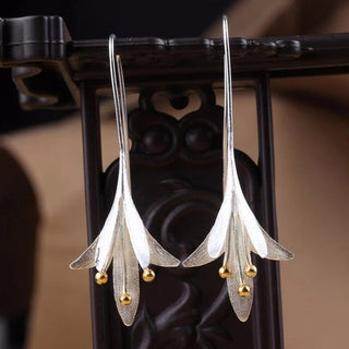 Elegante Silberohrringe mit Blumenmotiv