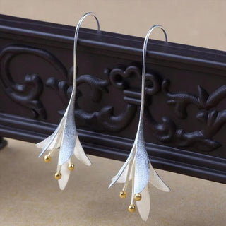Elegante Silberohrringe mit Blumenmotiv