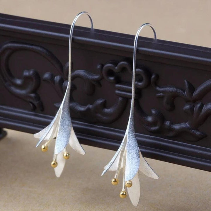 Elegante Silberohrringe mit Blumenmotiv
