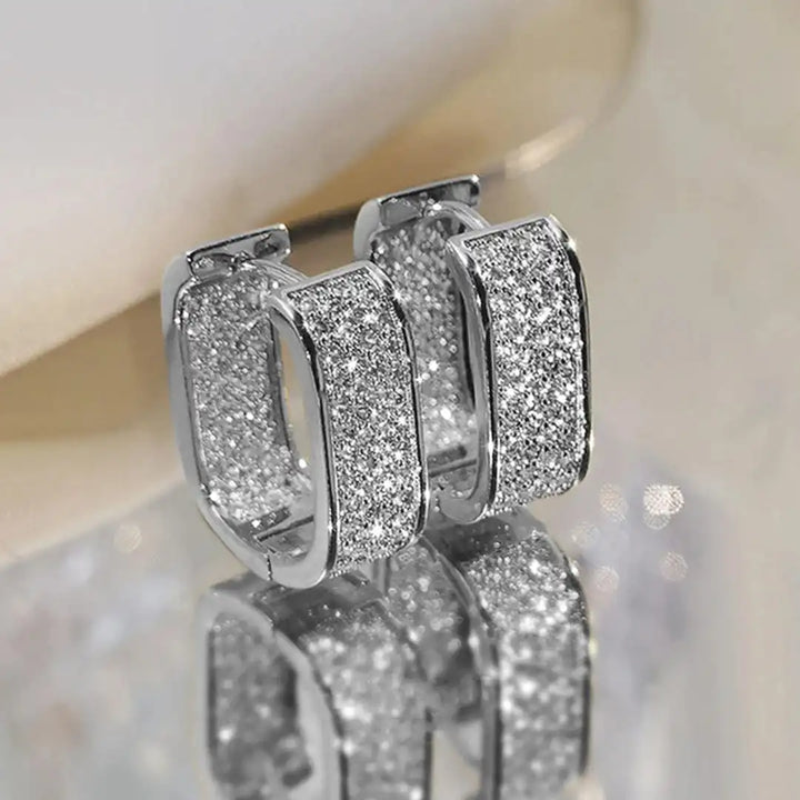 Pavelina Huggie Hoop Ohrringe