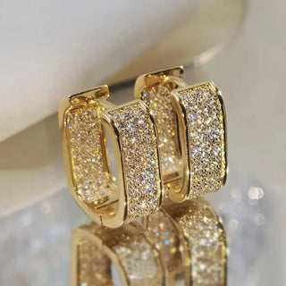Pavelina Huggie Hoop Ohrringe