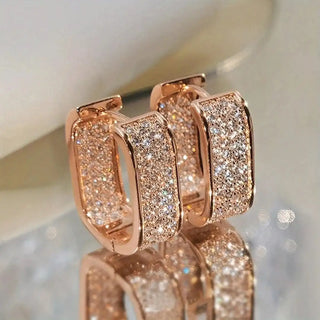 Pavelina Huggie Hoop Ohrringe