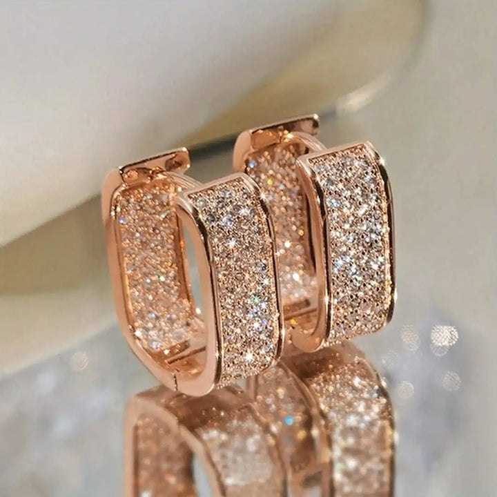 Pavelina Huggie Hoop Ohrringe