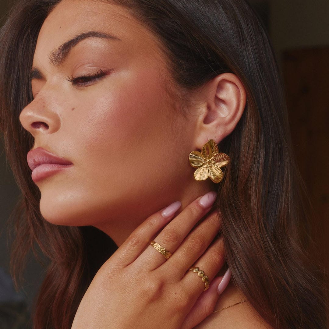 Elegante goldene Blumen-Ohrringe