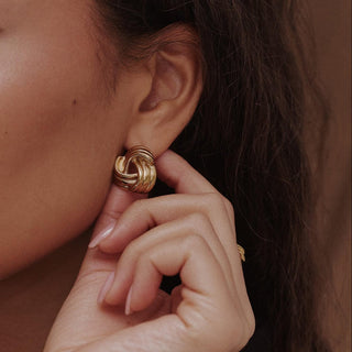 Zeitlose Gold-Knoten-Hoop-Ohrringe