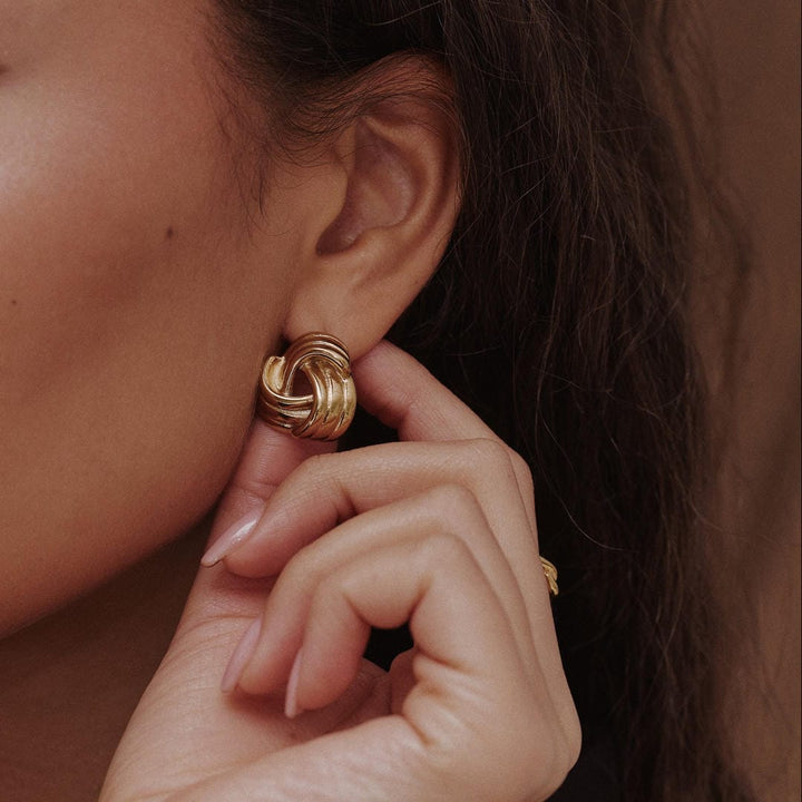 Zeitlose Gold-Knoten-Hoop-Ohrringe