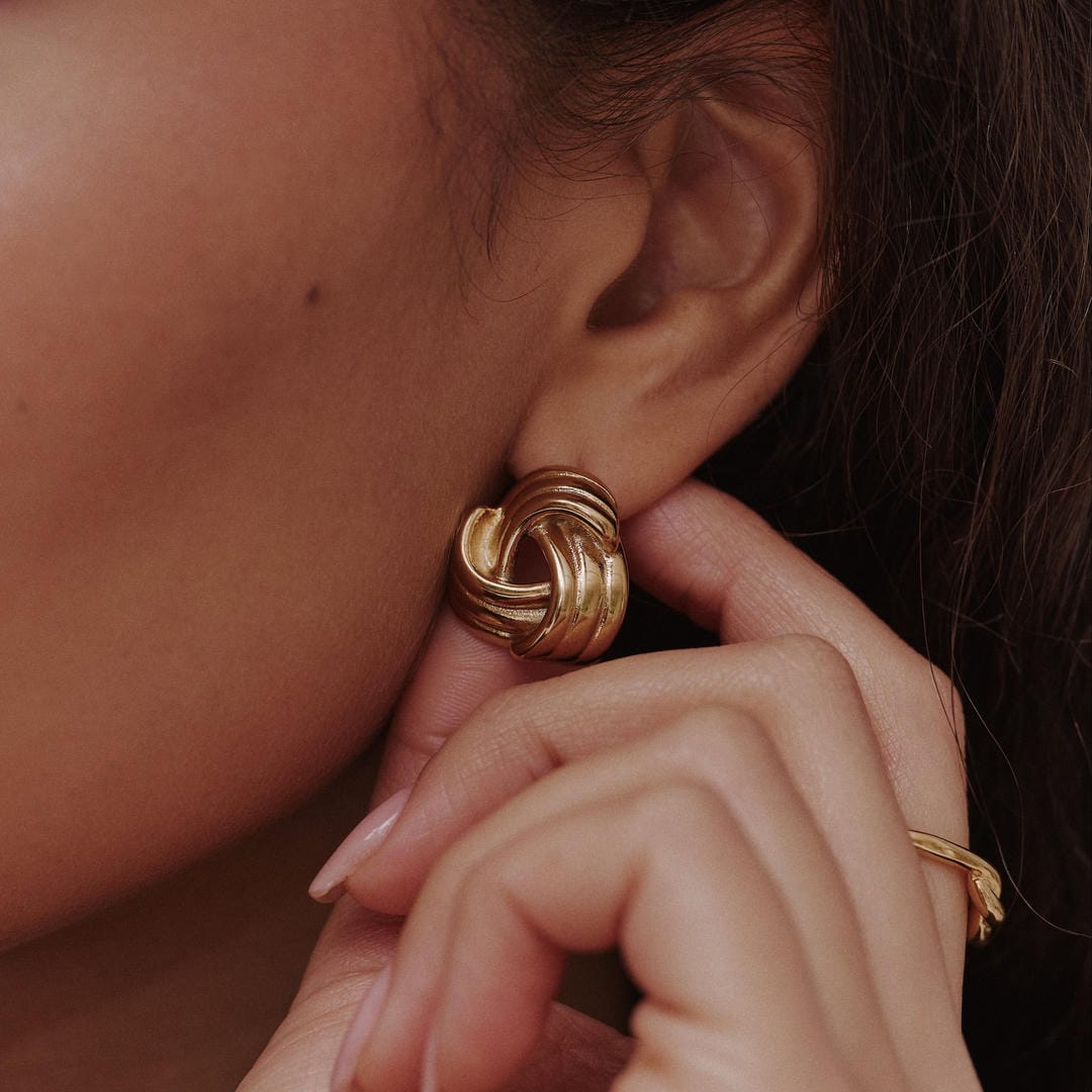 Zeitlose Gold-Knoten-Hoop-Ohrringe