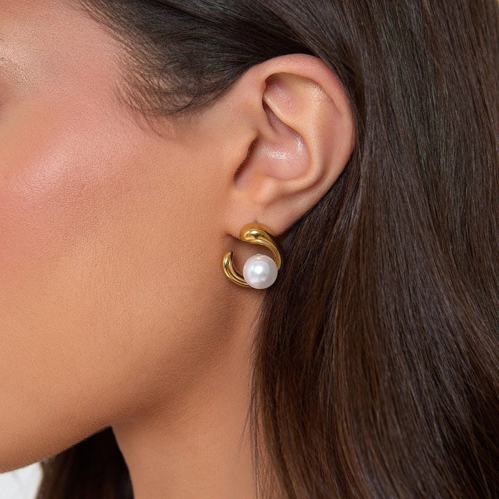Elegante Gold-Perlenohrringe mit Wirbel-Design
