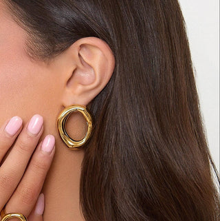 Elegante geschwungene offene ovale Ohrringe aus Gold