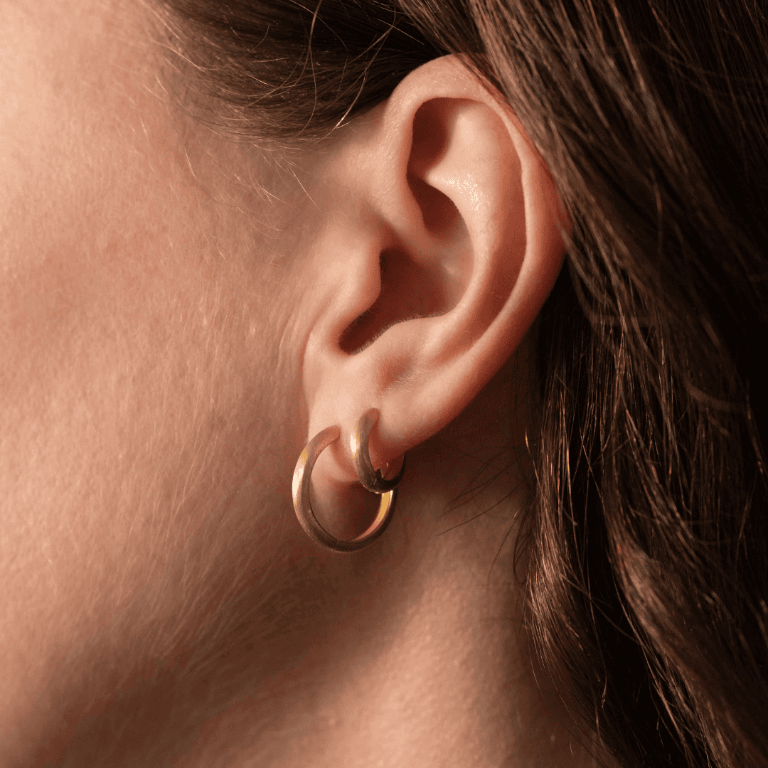 Set mit 2 Paar gebürsteten goldfarbenen minimalistischen Creolen