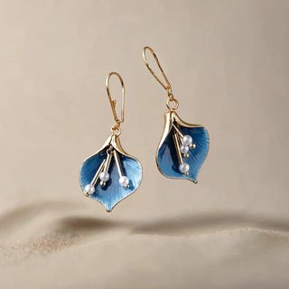 Goldene blaue Lilien-Ohrringe mit Perlen