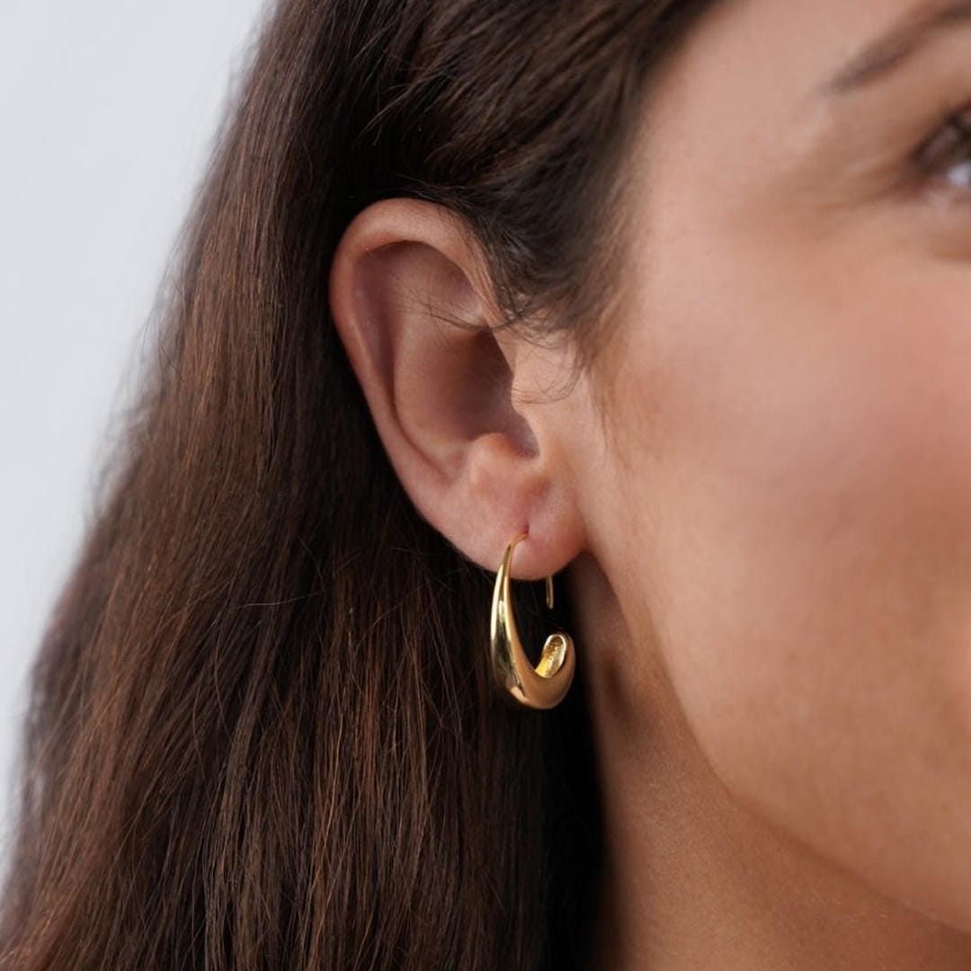 Goldene Tropfen-Hoop-Ohrringe, minimalistisch