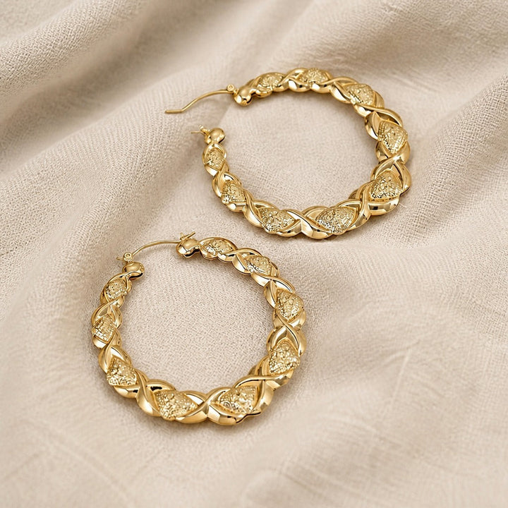 Couture gravierte Gold-Ohrringe
