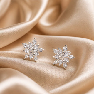 Weissgold-Ohrringe mit Schneeflocken-Motiv