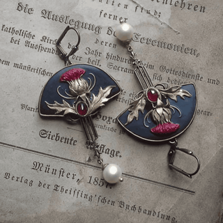 Retro-Ohrringe mit rotem Kristall und Perlen